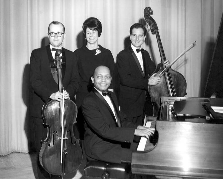 Don Shirley Trio koos ühe kontserdi korraldajannaga.